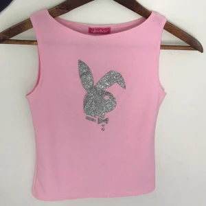 Playboytopp  - Linne med glittrigt playboytryck, har endast provat men aldrig kommit till användning. Väldigt y2k💘 Sitter tight på mig som vanligtvis bär strl s men är märkt med strl m-l, däremot väldigt stretchigt tyg så passar nog s-m skulle jag säga. Frakt 33 kr!