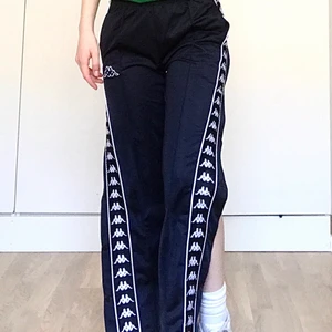 Kappa byxor, stl xs - Jättefina kappa byxor med knappar på sidorna🥰 mörkblåa och knappt använda, inget slitage! Köpta på junkyard för 2 år sedan! Säljer för 300kr, kan tänka mig att sänka priset! köparen står för frakt🥳