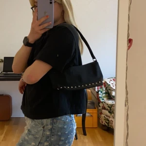 Väska med nitar - Skitcool väska med nitar!!