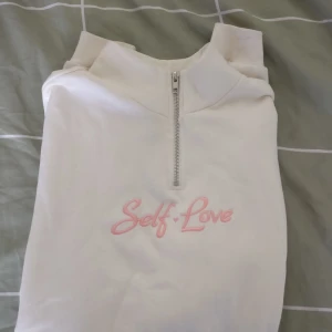 Self-love broderad tröja  - Mysig liten tröja med hög hals. Köpt från HM, strolekt S. Texten är broderad och tröjan är kort med långa armar. 