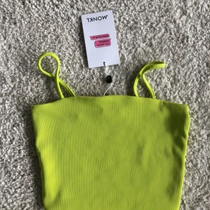 Crop top - Neongul croptop. Helt oanvänd.