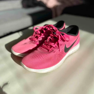 Skor Nike freerun - Nike Free Run Använda ca 5 gånger, i mycket fint skick Storlek 38,5 Nypris ca 1000:-  Skickas spårbart med posten 63 kr