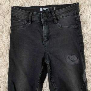 Mörk gåra jeans med fin detalj från Cubus.  I väldigt bra skick! Frakt tillkommer!
