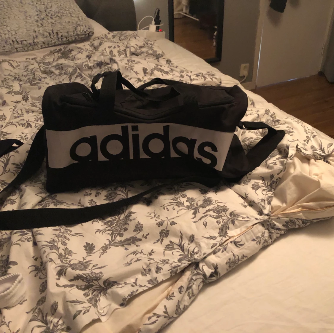 Adidas  väska 