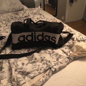 Adidas  väska  - Väska från adidas,passar perfekt till gym. 