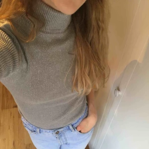 Kortärmad glittrig polo - Glittrig t-shirt polo. Superfin! Har en lite okänd söm i nacken - se bild 3