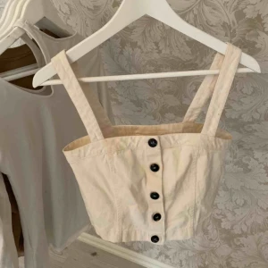  - Linne från weekday! Endast använd 2 gånger så den är i princip som ny💞 Lite tight över bröstet så passar nån med lite mindre byst