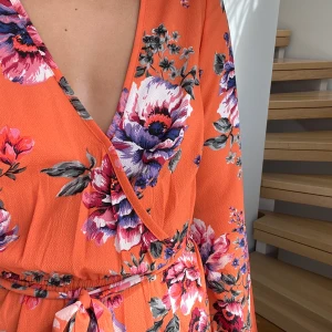 Oanvänd playsuit från New Look - Helt ny jättefin playsuit från New Look i strl 34. Nypris 250 kr. Kan mötas upp i Malmö, annars kostar frakten 44kr