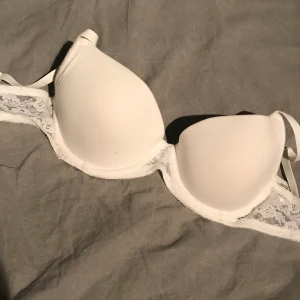 Bh - Oanvänd bh från HM. Utan vaddering och fin spets🦋 Har inte kommit till användnig då den är för liten. storlek 75B✨ kom med bud🌼
