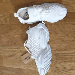 Snygga oanvända vita sneakers från vamsko. Köpare står för frakt.