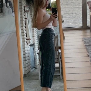 Monki byxor 😝 - Skitsnygga byxor från monki. Passformen är wideleg. Är tyvärr lite förstora för mig.. Frakt inkluderad. 🥰😝