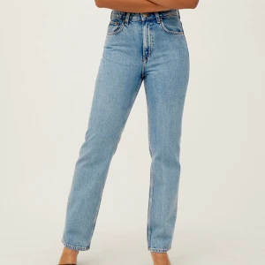 Weekday jeans! - Weekday jeans i modellen Meg high straight, helt felfria och andvända fåtal gånger! Något mörkare än på bilden