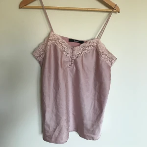 Spetslinne  - Linne från bikbok. Använd ca 3 gånger. Nyskick, superfin färg. Köparen står för eventuell frakt.