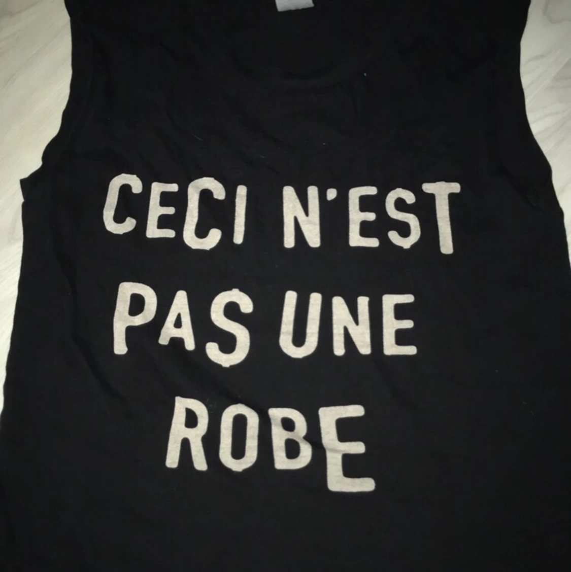 Svart tröja med text