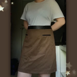 Brun kjol. STOCKH LM. Storlek 42 - Bra skick. Bra material. Skön att ha på sig. Dragkedja finns bak. Fickorna är inte äkta. Passar till det mesta och till de flesta stilarna. 
