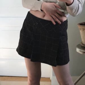 Vinröd rutig kjol❤️ - Röd, grå och beige rutig kjol!❤️❤️❤️ Möts upp i Stockholm annars står köparen för frakt:)