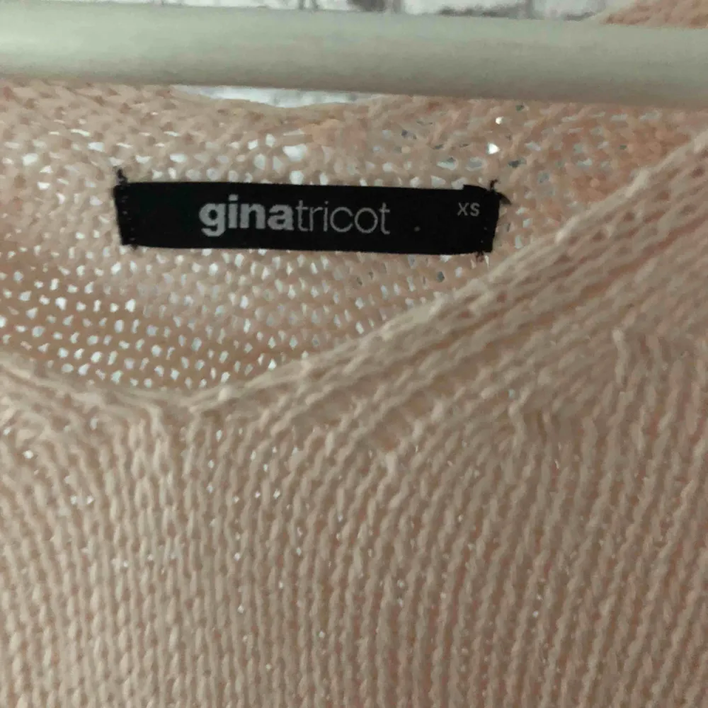 Jag säljer denna superfina tröjan från Gina Tricot då den aldrig kommit till större användning hos mig. Jag köpte den för 249kr och har efter det använt den 2-3 gånger.. Stickat.