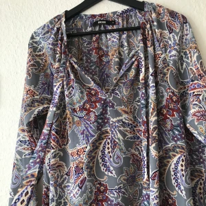 Knytblus  - Knytblus från bikbok. Använd nån enstaka gång bara. Går att knyta i urringningen eller bära öppen:) strl S men passar även M 