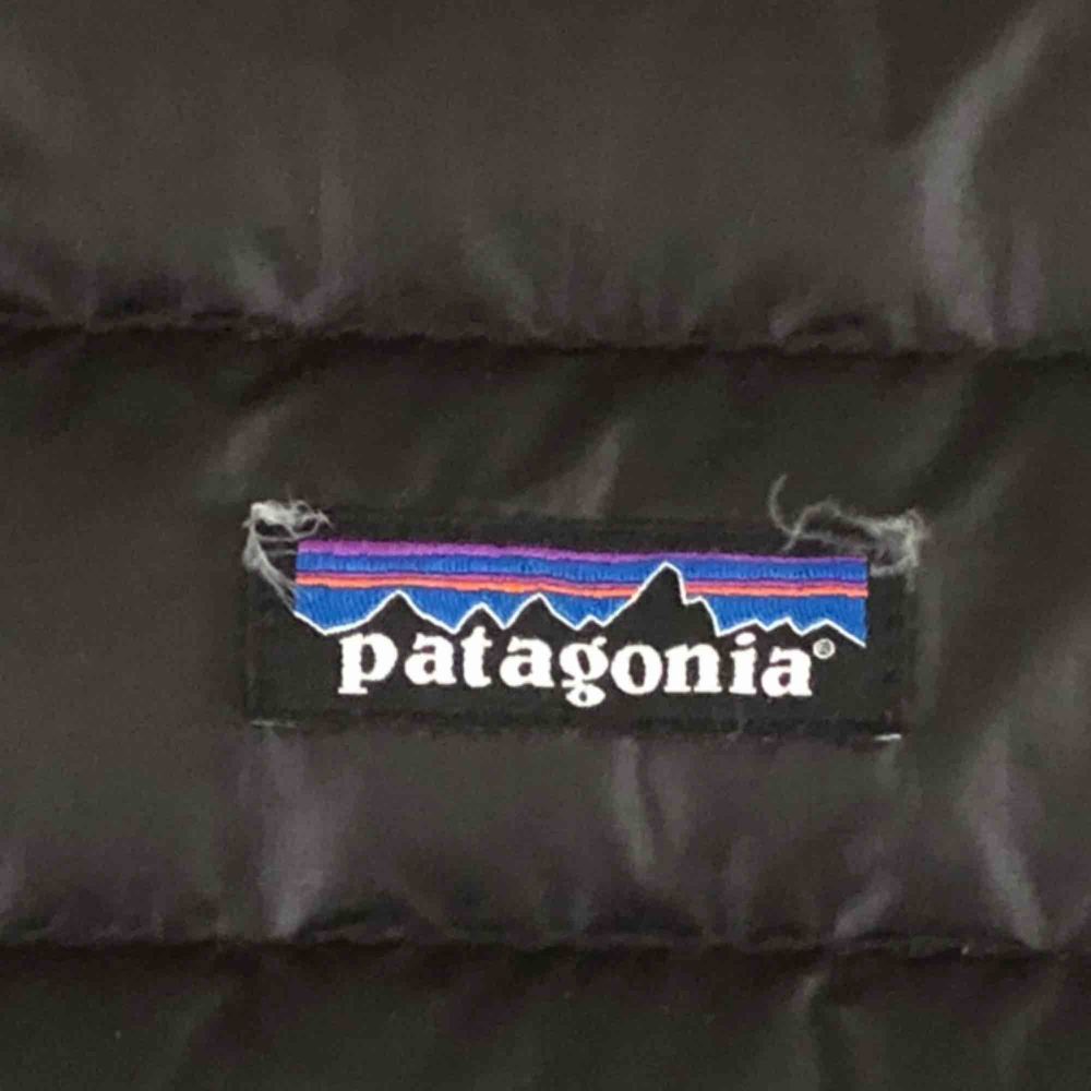 Svart patagonia jacka i bra kvalitet, cond 7/10. Köpt nypris: 2250kr vilket är anledningen till att den fortfarande är lite dyr. . Jackor.