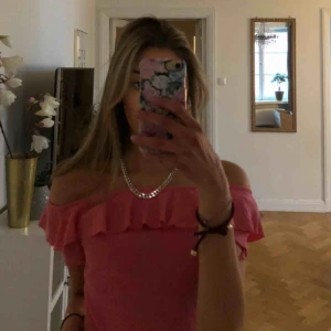  - Supersött linne från zara! Går att ha offshoulder som på bilderna men går även att ha som vanligt.