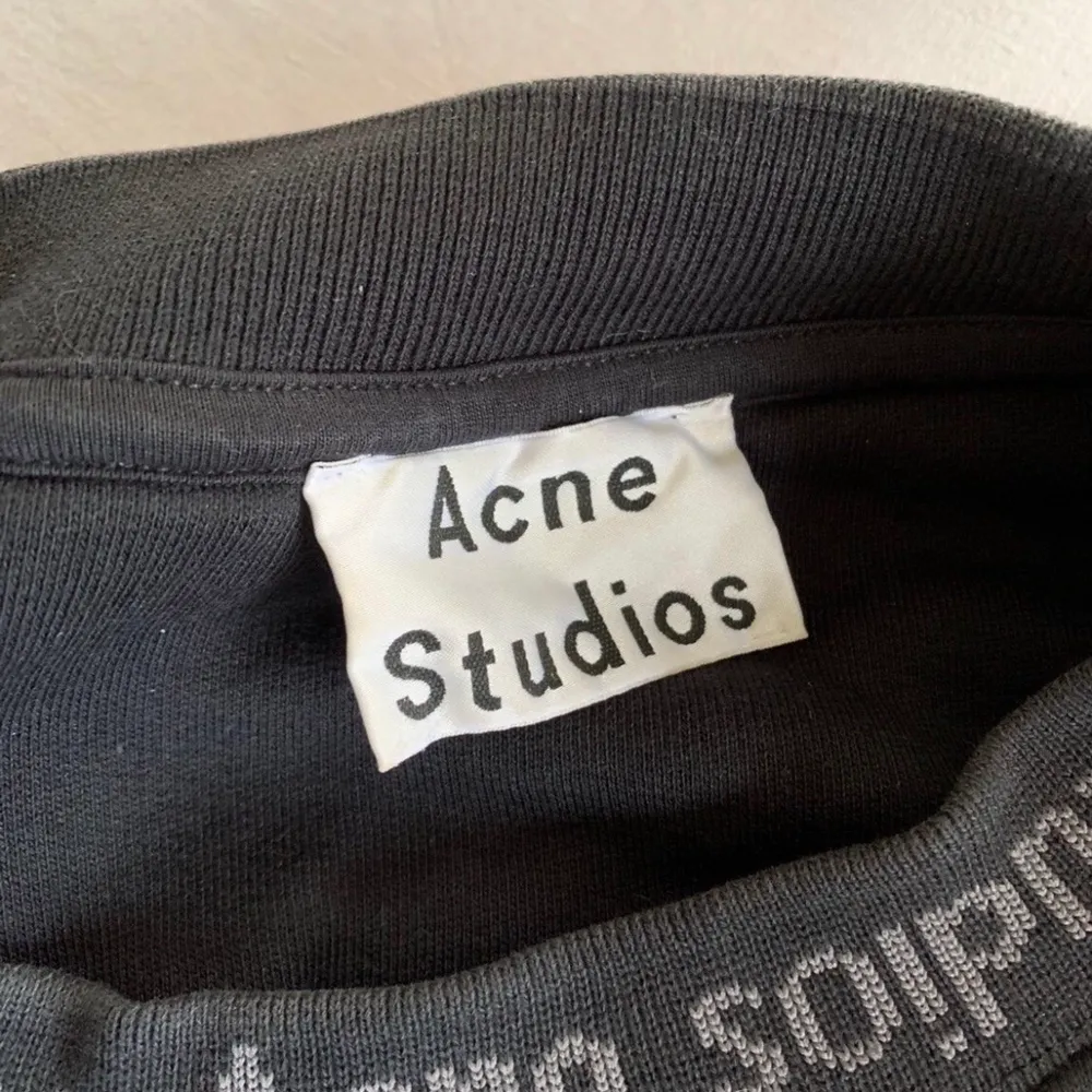 Hej! Säljer nu min acne studios tröja i storlek M i bra skick!  Lite oversized i modellen men passar även till tjej som vill ha den lite större. Nypris 2400. . Tröjor & Koftor.