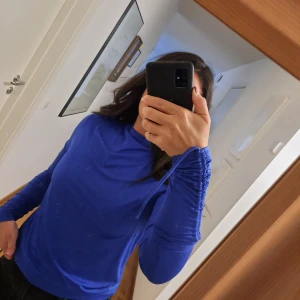 Jätte skön tröja - Den här tröjan är så skön att ha på. Liten polo krage, dragdetajer. Pris ex frakt