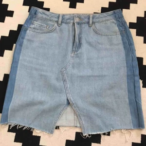  - Jeanskjol från na-kd! Säljes pga för stor. Säljer kjolen för 120 kronor plus frakt 🌈