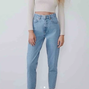  - Skitfina jeans från Zara! Köpta här på plick men de var tyvärr för stora för mig :( strl 40, skulle dock säga att de passar 38 med. Jag brukar ha 36 och jag kunde ha dem med bälte men de var inte looken ja var ute efter. Priset inkl frakt 🥰
