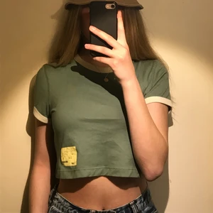 Weekday/Lee Kroppad t-shirt. - Tänkte sälja den här jätte fina croppade, grå/gröna t-shirten som jag köpte på weekday för några veckor sedan, den har inte kommit till användning för att jag tycker att den är lite för liten. Köpte för 350kr säljer för 250. Aldrig använd och prislapp kva