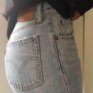  - Säljer nu dessa supersnygga jeansen ifrån Levis i modellen 501, storlek 29/28. Dom är köpta här på Plick och då dom tyvärr inte passar mig så säljer jag dom nu vidare. Köparen står för frakt (66kr) och betalning sker via swish🥰