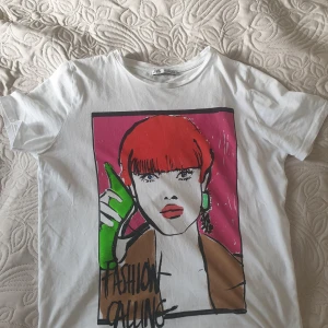 Zara t shirt - Säljer min fina zara t shirt köpt i somras, nypris var 149 kr💗