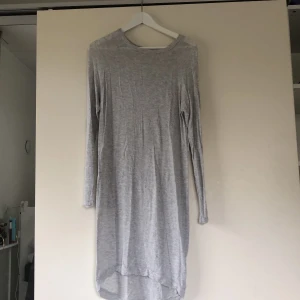 Sommarklänning - En skön klänning som är prefekt att slänga på sig i sommar. Strl XS men kan lätt användas som S & M.