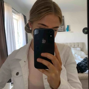  - Säljer vit jeansjacka från Asos som knappt är använd, skulle säga att den passar xs och s💕