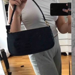  - Axelväska från glitter, knappt använd. 