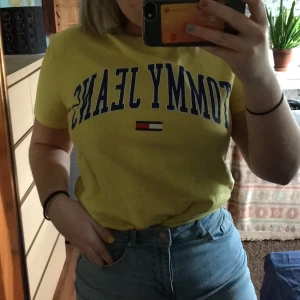 Tommy hilfiger T-shirt - T-shirt använd fåtal gånger, säljer pga använder ej! Pris + frakt står du för själv ☺️
