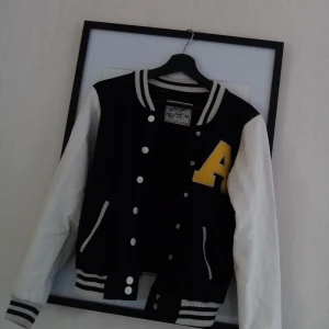 College jacka - Väldigt skön college jacka känns typ som en kofta. Bra skick för åldern, köpt i USA. Passar även xs/s skulle jag säga. Möts i Umeå eller fraktar, pris inkl frakt = 160 kr 