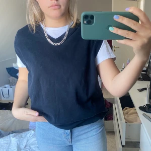 Marinblå väst - Intressekoll på min marinblå väst. Supertrendiga att ha över en vit T-shirt eller skjortor. Storlek M. 