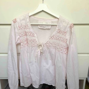  - Storlek 1 (1). Från Odd Molly. I jättefint skick. Skickas mot fraktkostnad på 44kr 