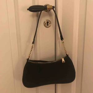  - Jättefin och trendig väska!! Super skick🦋 Köparen står för frakt🚙