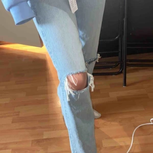 Jeans  - Svinsnygga jeans från Gina, helt nya med alla lappar kvar. Säljer pga av att dom inte passar mig. Helt slutsålda på hemsidan, BUDA!💕💕  Köpare betalar frakt Jag står INTE för postens slarv
