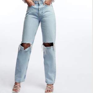 Säljer dessa jeans som är helt oanvända och alla prislappar kvar🤍Köparen står för frakten✌🏼 buda privat💓 