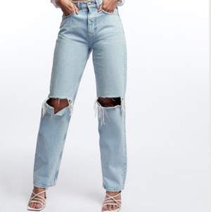 Säljer dessa jeans som är helt oanvända och alla prislappar kvar🤍Köparen står för frakten✌🏼 buda privat💓 