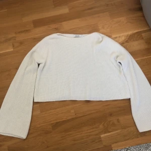 Stickad tröja  - En stickad tröja från Nakd i storlek S. Säljer den nu för 80 kr. Haft den i 1 år.