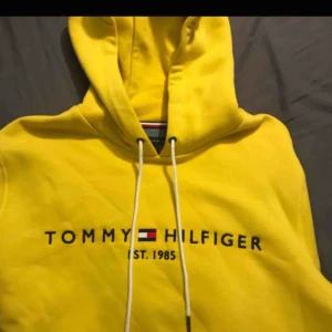  - Helt sprillans ny hoodie från Tommy Hilfiger i storlek XL. Sitter mycket mer som en L/M, frakten ingår om du köper snabbt!!