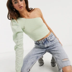 Ljusgrön fin tröja - Utsåld tröja från bershka. Jätte fin bara provad. Har ett litet hål på sodan som den kom med. Buda på, start budet är på 70. Avslutas 06/05-2020. Om det ska fraktas tillkommer frakt på 40kr