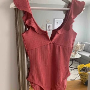  - Body från Gina tricot. Använd en gång bara så den är som ny i skicket. StorleK XS men passar mig som vanligtvis har storlek S. 