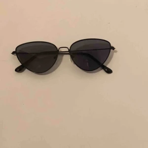  - Svarta solglasögon 