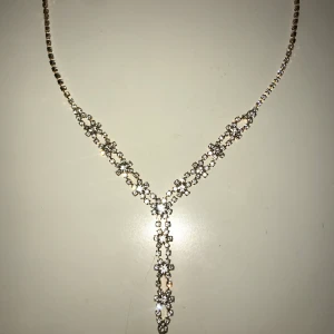 Halsband med stenar - Jättesnyggt halsband i guldfärg med silvriga stenar. Säljer pga aldrig använt, inte min stil. Men så så snyggt, skulle vara synd om det inte kom till användning✨✨✨✨