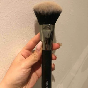  - Säljer den här sminkborsten från kiko!! Sååå himla skön att sminka sig med🌸frakt tillkommer