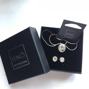 Halsband & örhängen från Snö Of Sweden - Aldrig använda. Kan komma överens om pris:)
